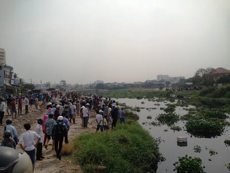 Hơn 10 'người nhái' lặn tìm người đàn ông nhảy kênh ảnh 3 Hơn 10 'người nhái' lặn tìm người đàn ông nhảy kênh ảnh 3